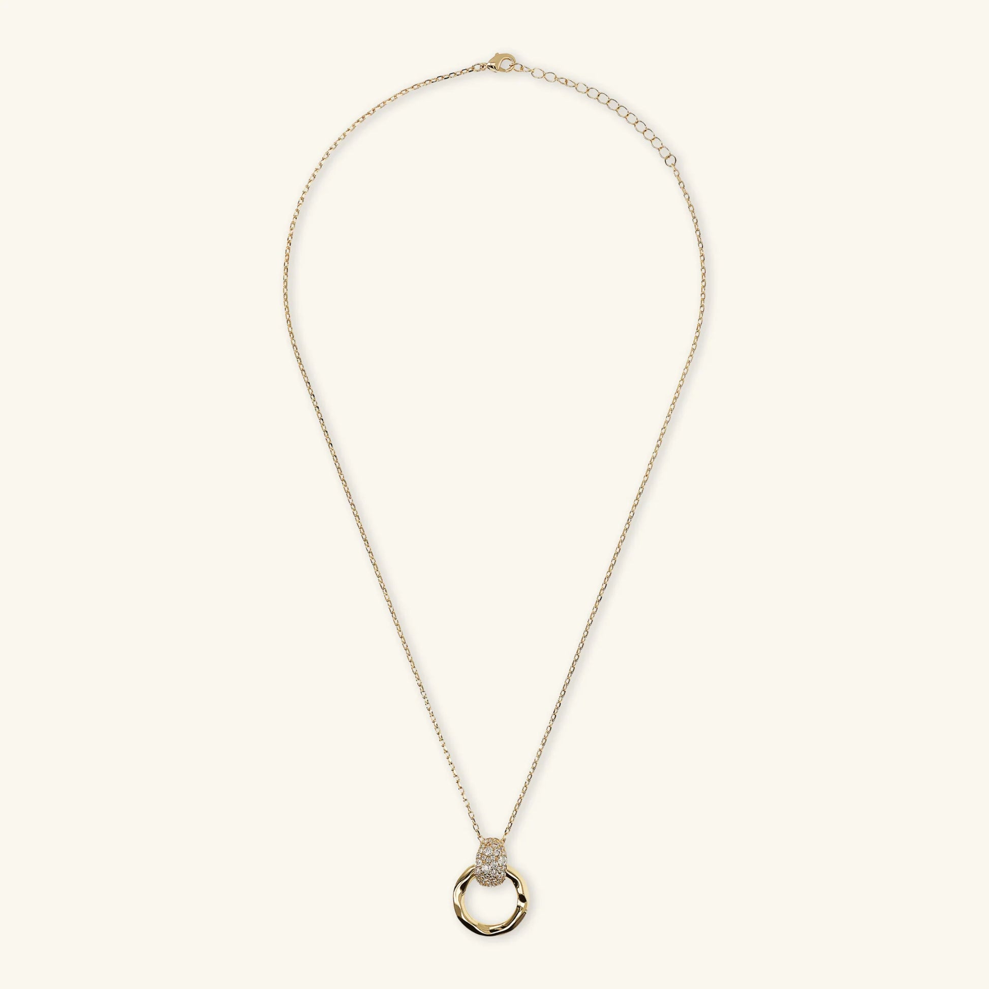 Collana con Pendente Martellato ad Anello e Pavé di Cubic Zirconia