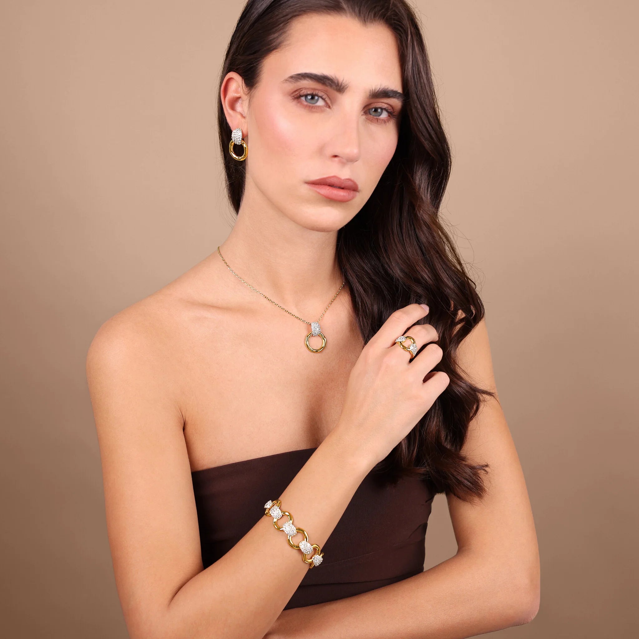 Collana con Pendente Martellato ad Anello e Pavé di Cubic Zirconia
