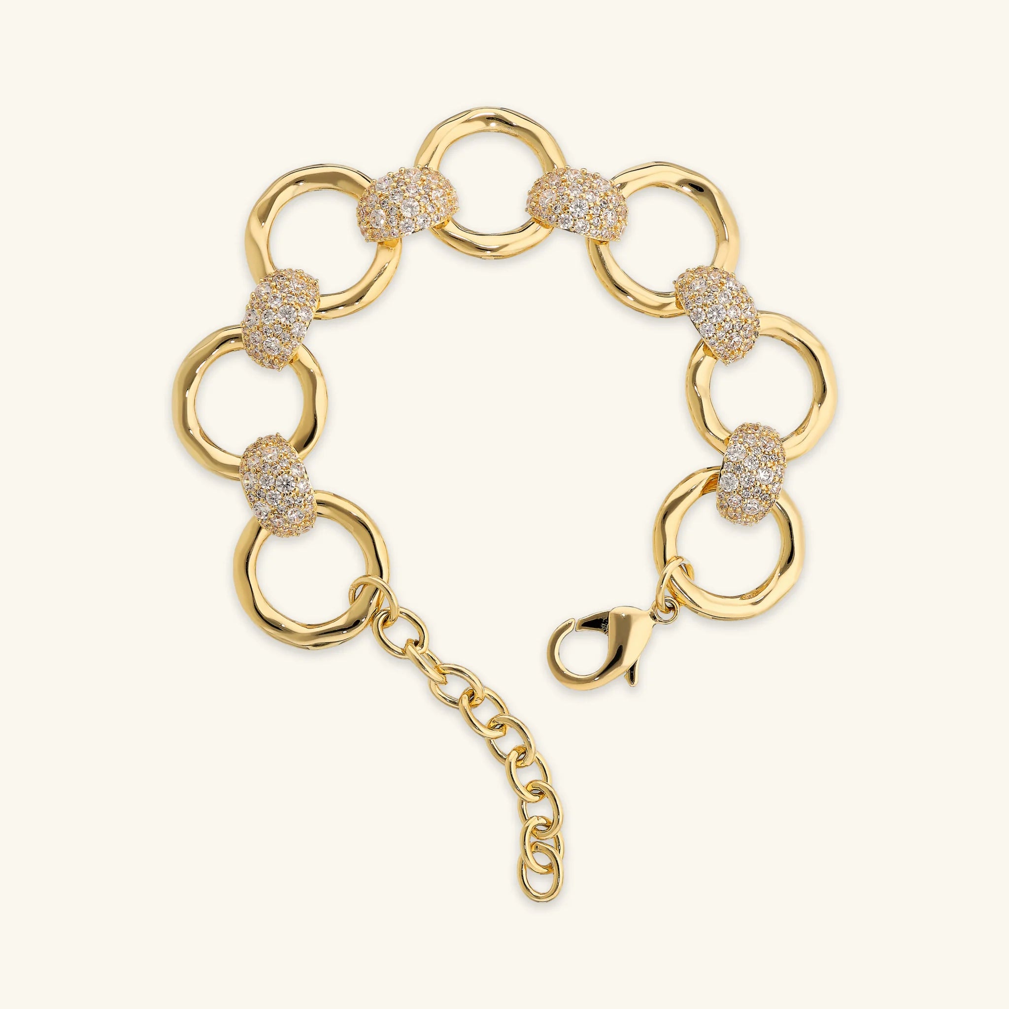 Armband mit gehämmerten Ringgliedern und Pavé aus Zirkonia