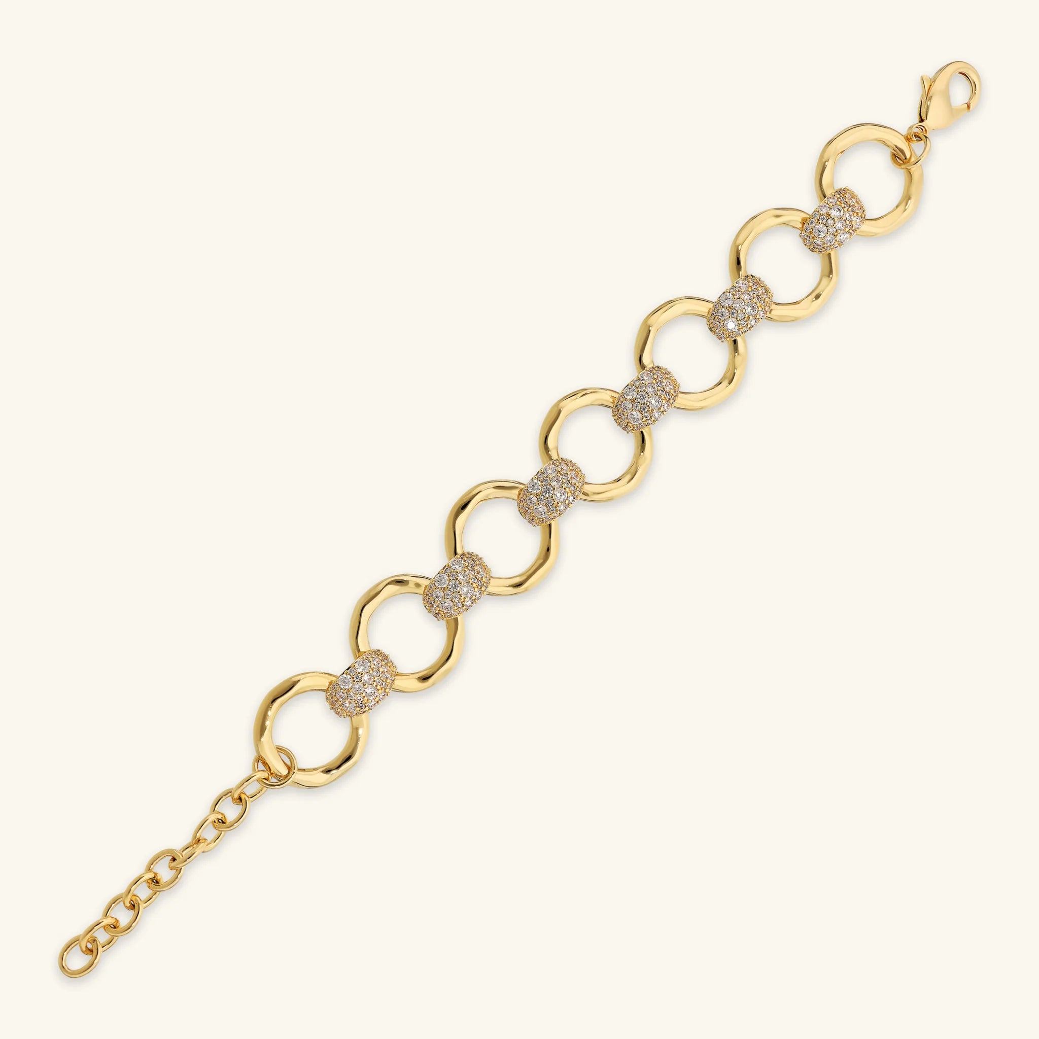 Armband mit gehämmerten Ringgliedern und Pavé aus Zirkonia