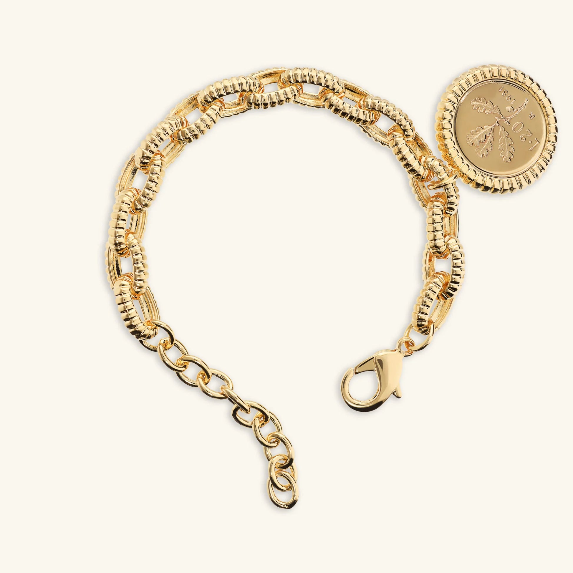 Bracelet maillons ovales texture striée avec pendentif pièce  