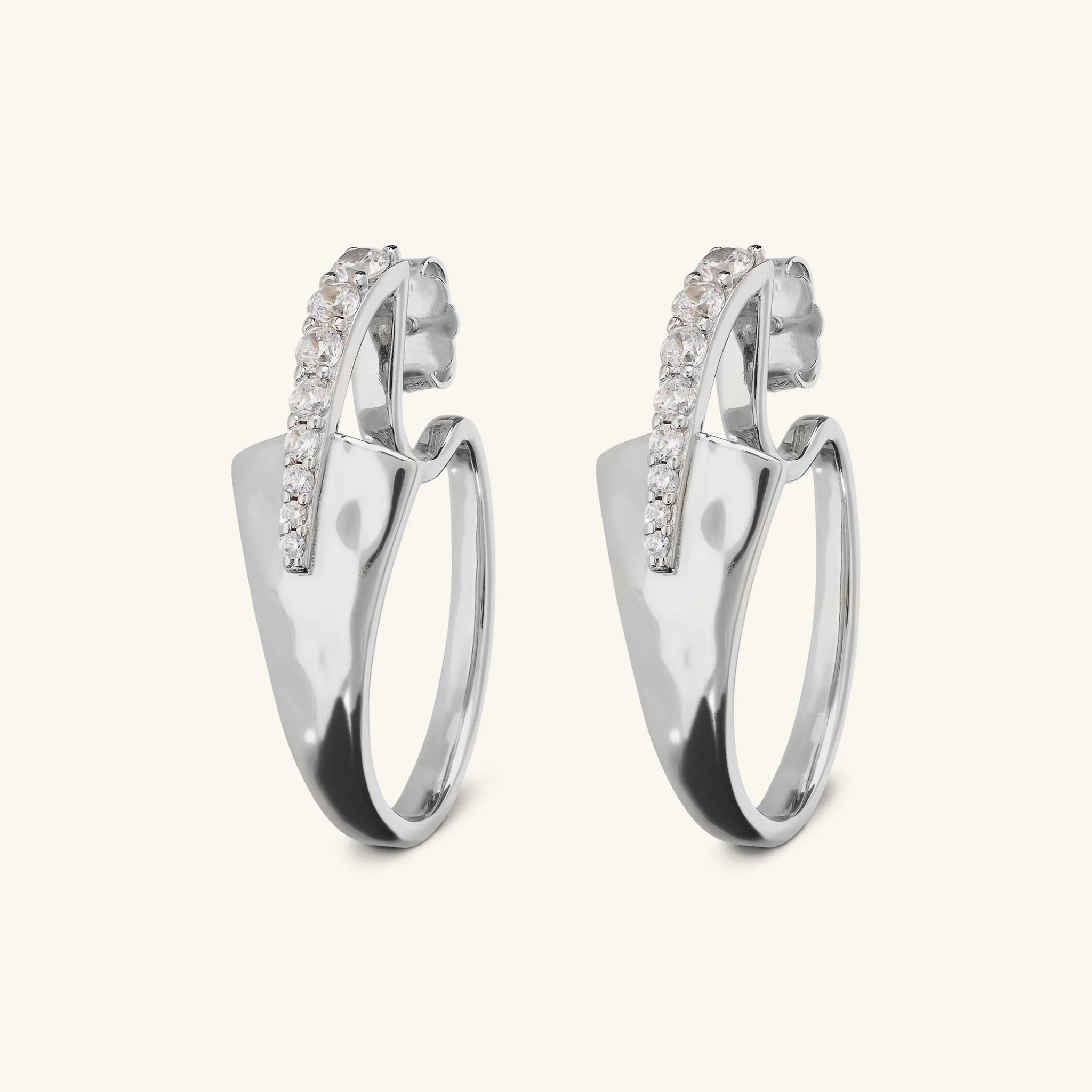 Orecchini Ovali Martellati con Pavé di Cubic Zirconia