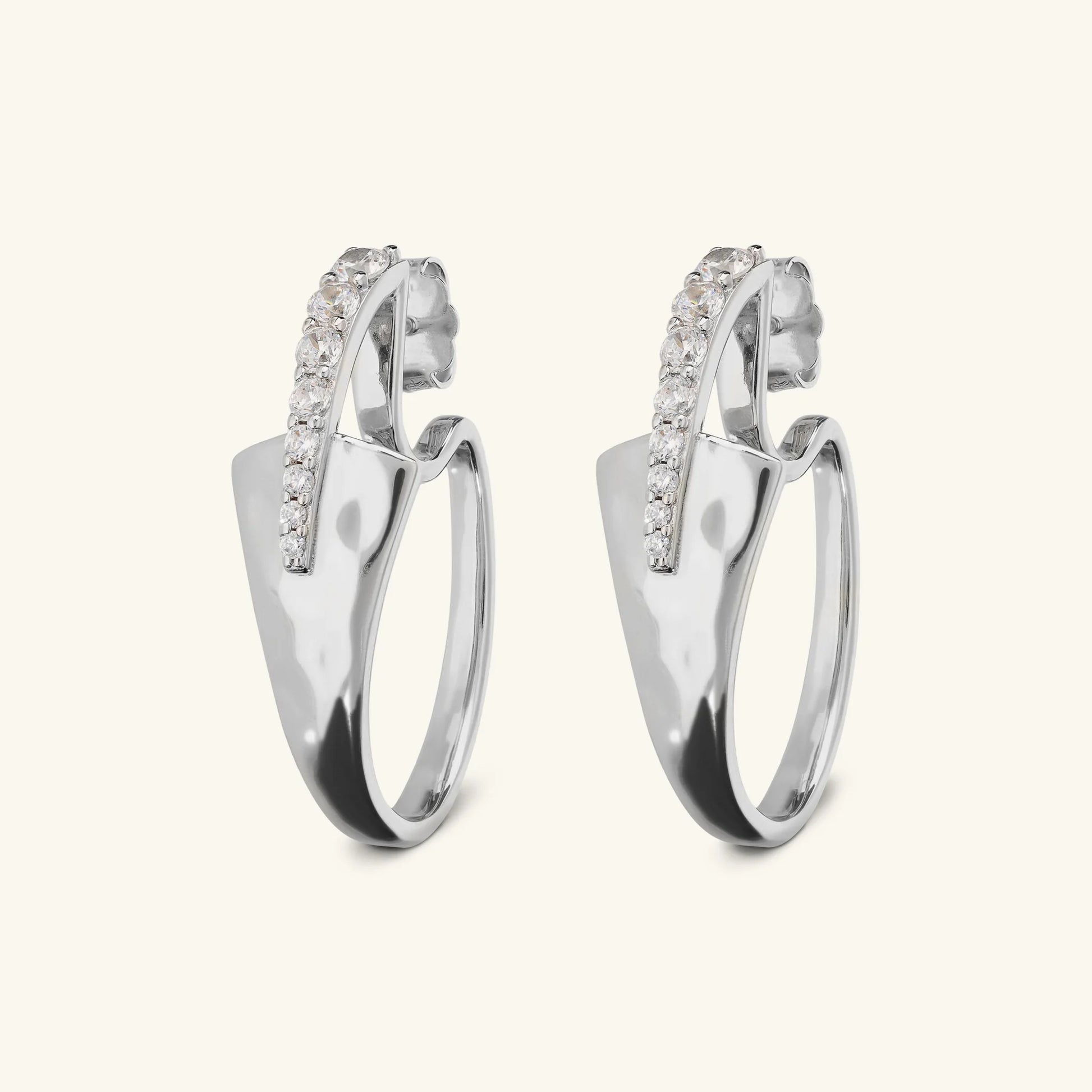Orecchini Ovali Martellati con Pavé di Cubic Zirconia