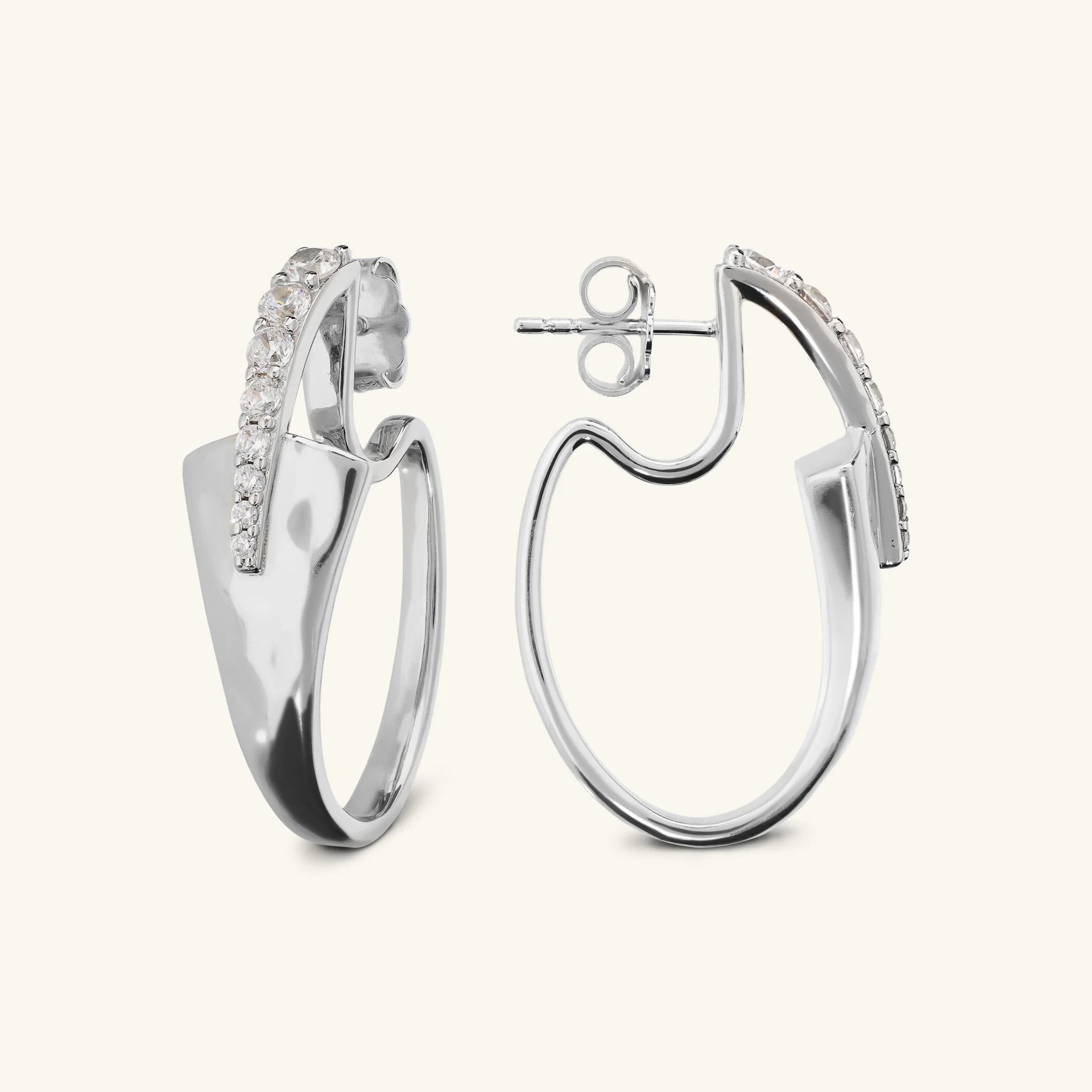 Orecchini Ovali Martellati con Pavé di Cubic Zirconia