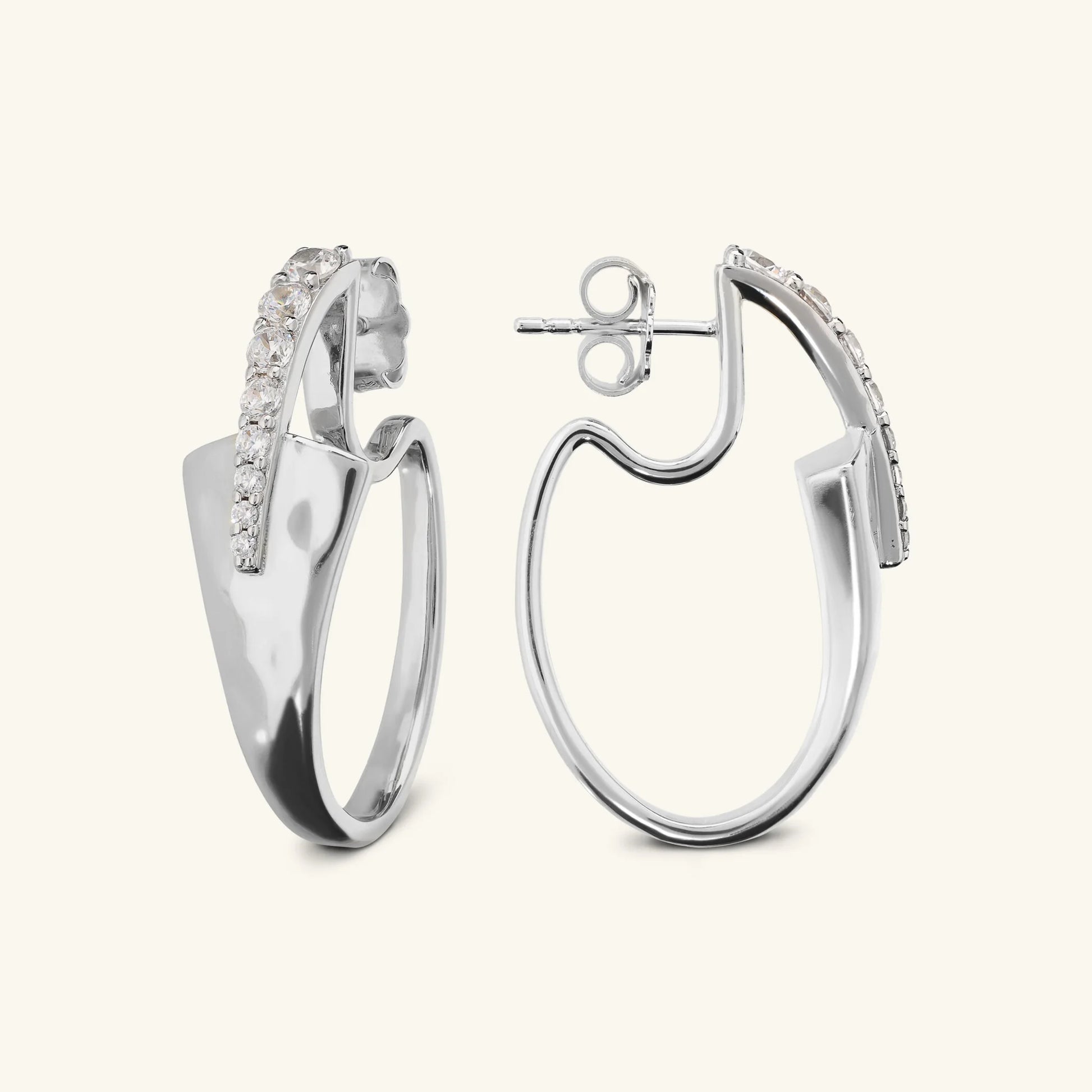 Orecchini Ovali Martellati con Pavé di Cubic Zirconia