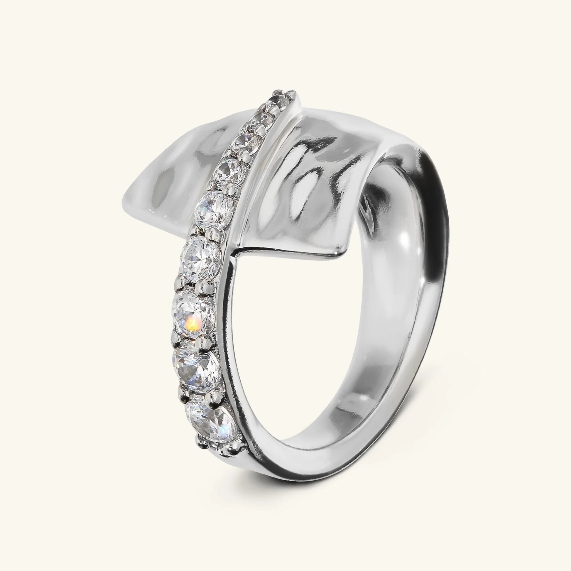 Anello Contrarié Martellato con Pavé di Cubic Zirconia