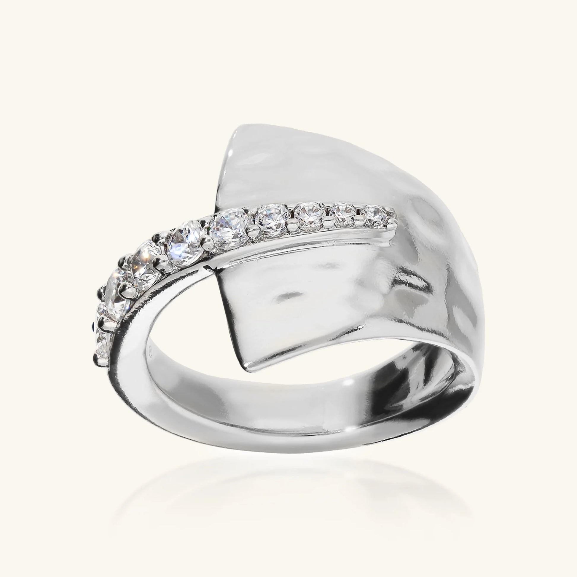 Anello Contrarié Martellato con Pavé di Cubic Zirconia