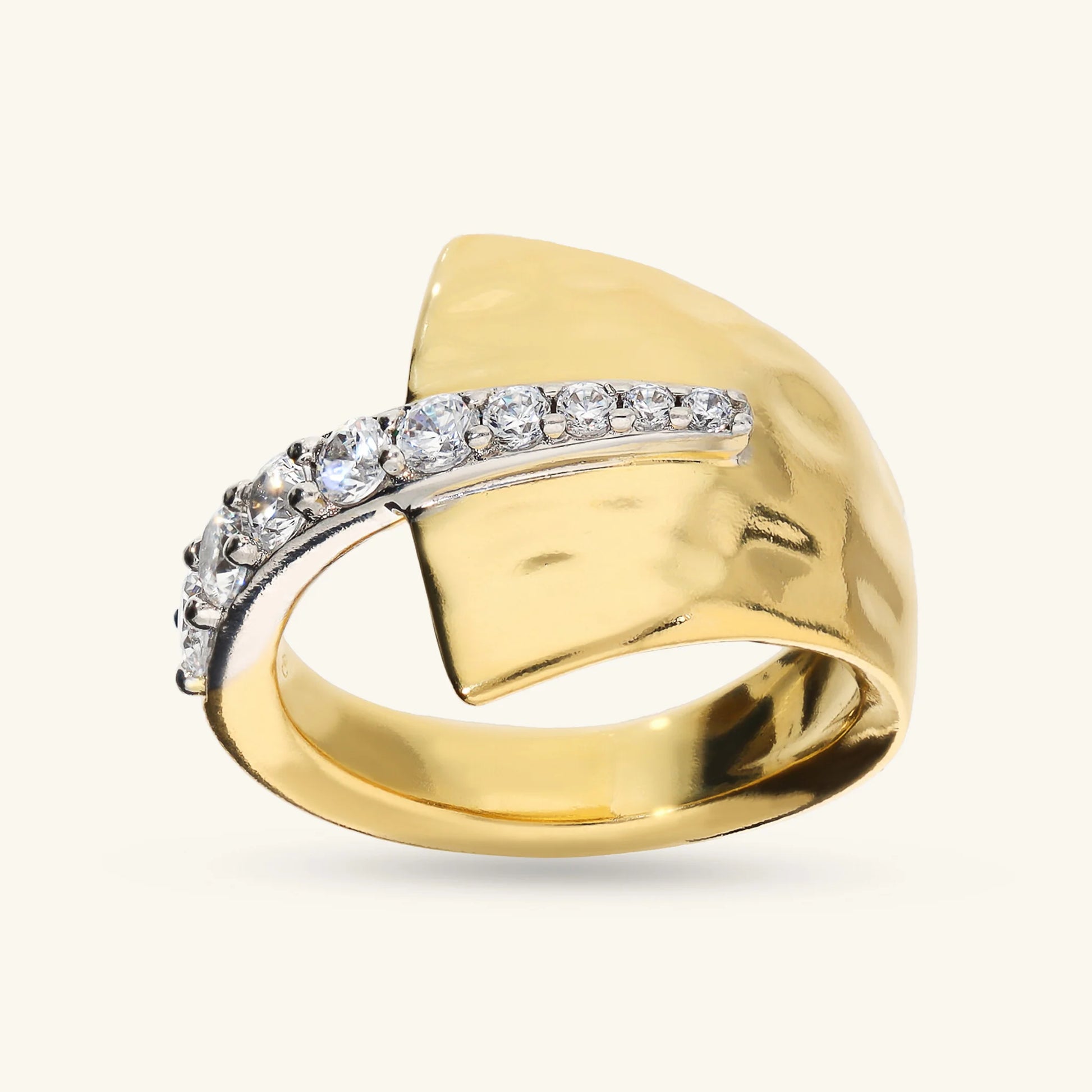 Anello Contrarié Martellato con Pavé di Cubic Zirconia