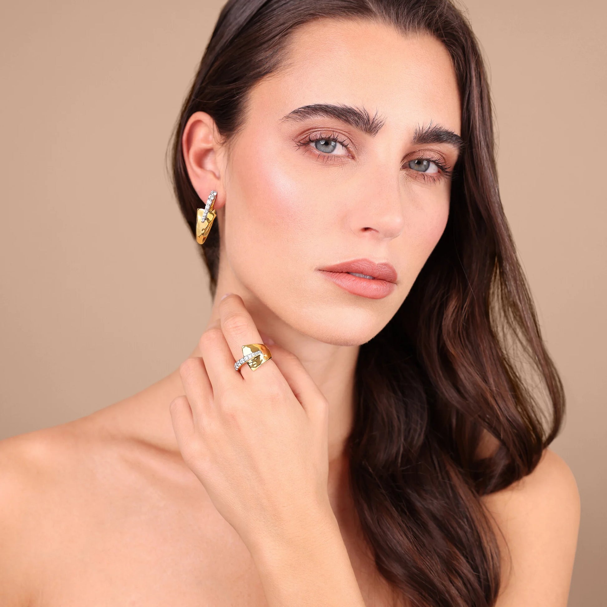 Anello Contrarié Martellato con Pavé di Cubic Zirconia