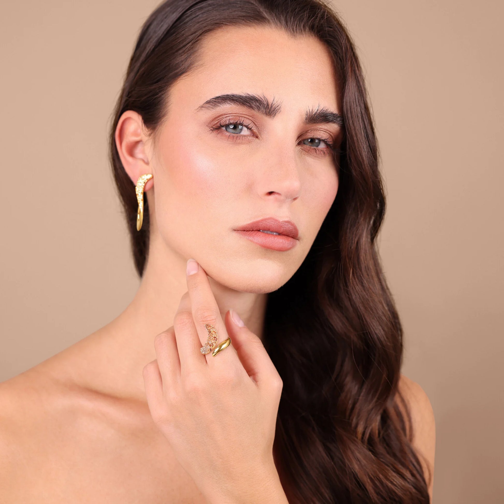 Anello Contrarié Onda con Pavé di Cubic Zirconia