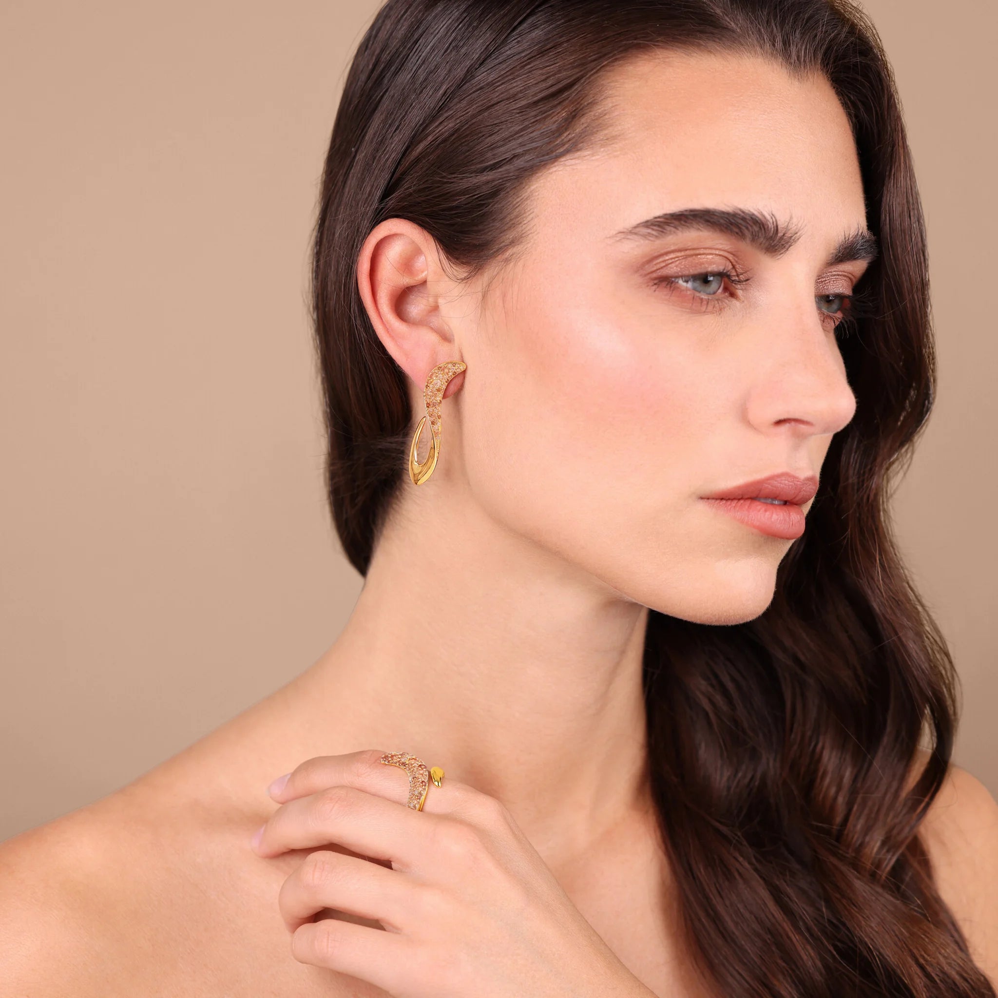Orecchini Pendenti Onda con Pavé di Cubic Zirconia